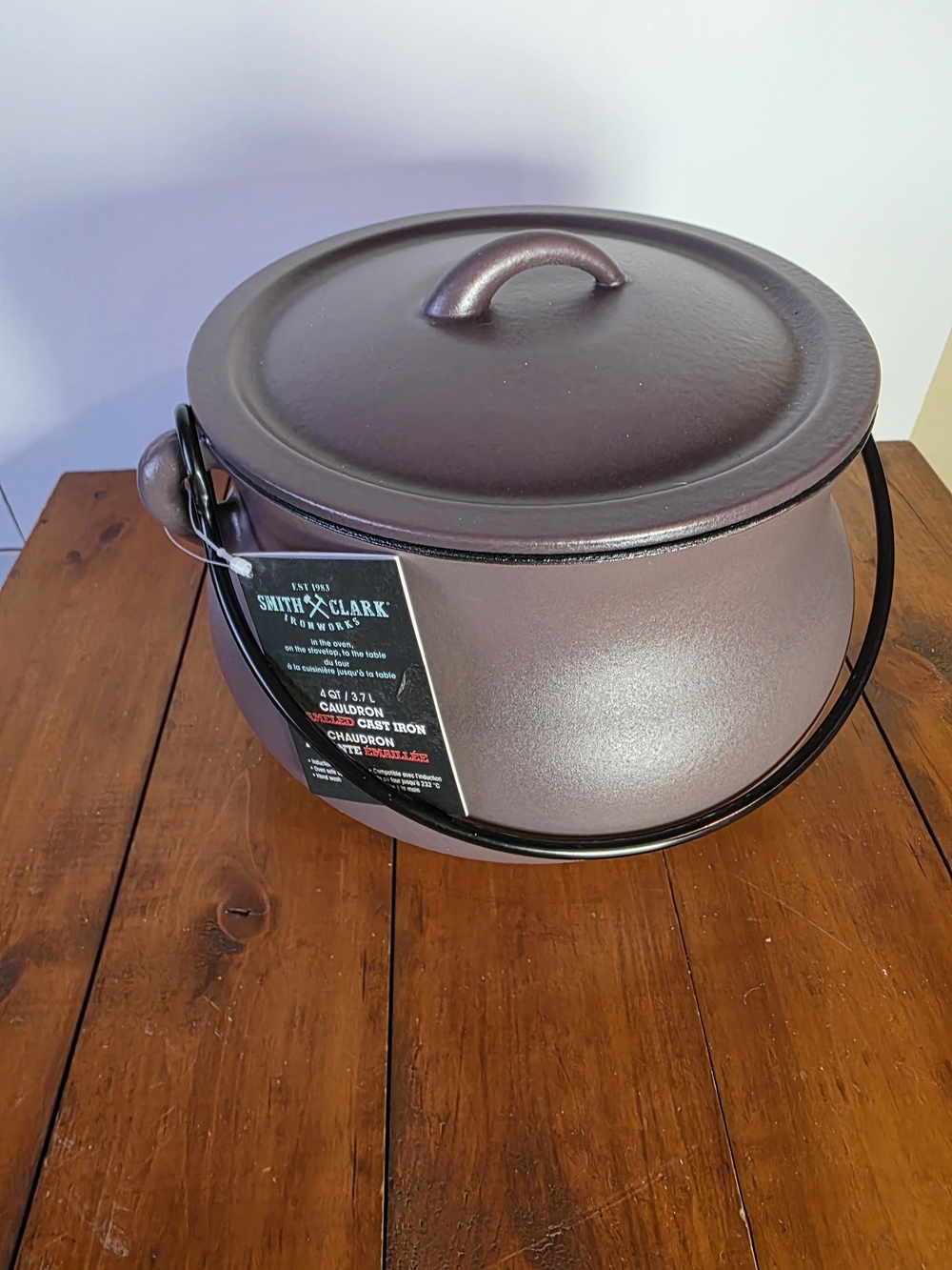 Smith & Clark 4 qt. cast iron cauldron in purple
Brand new with tags Halloween